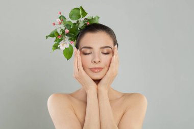 Başında çiçeklerle bahar kadını, bahar güzelliği portresi