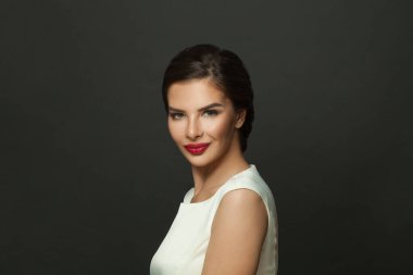 Güzel kadın yüzü. Siyah arka planda kırmızı dudak makyajlı kadın model.