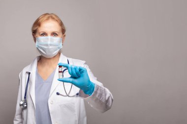 Kadın doktorlar el camı ampulünü arka planda tutuyor ve fotokopi alanı var.