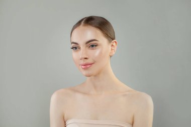 Temiz tenli hoş bir genç bayan. Kadın güzellik bakımı. Yüz tedavisi 