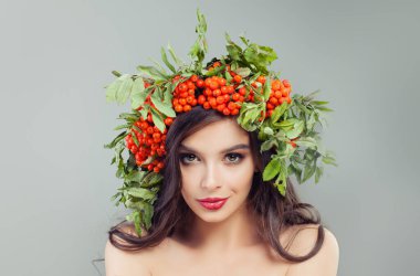 Kırmızı dudaklı, uzun dalgalı saçlı neşeli esmer kadın.