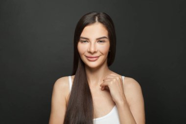 Uzun, sağlıklı saçları olan güzel esmer bir manken.. 