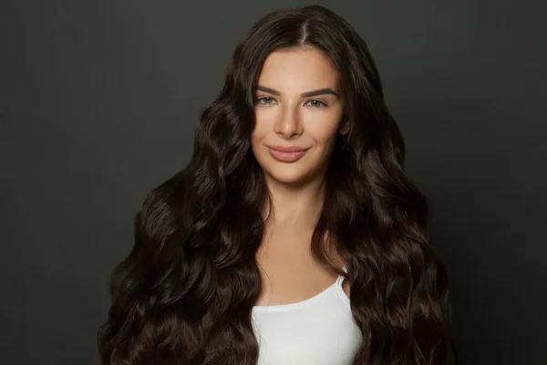 Mulher Beleza Com Cabelo Ondulado Longo Brilhante Modelo Feminino Bonito — Fotografia de Stock