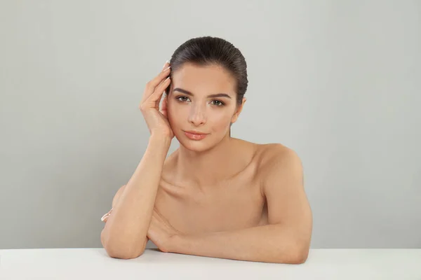 Mulher Morena Com Pele Saudável Sentada Retrato Mesa Branca — Fotografia de Stock