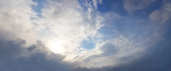 Panaromic Céu Fundo Com Sol Por Trás Das Nuvens — Fotografia de Stock