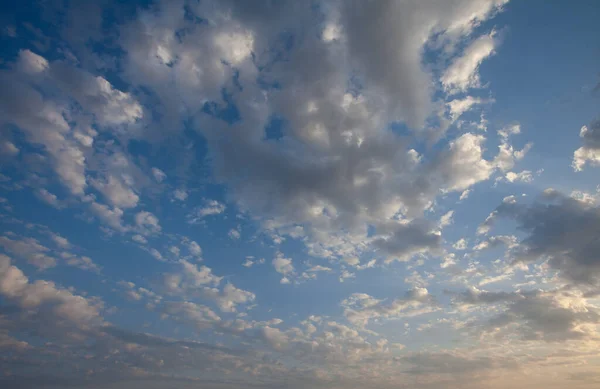 Fantásticas Nubes Blancas Suaves Contra Fondo Azul Del Cielo — Foto de Stock