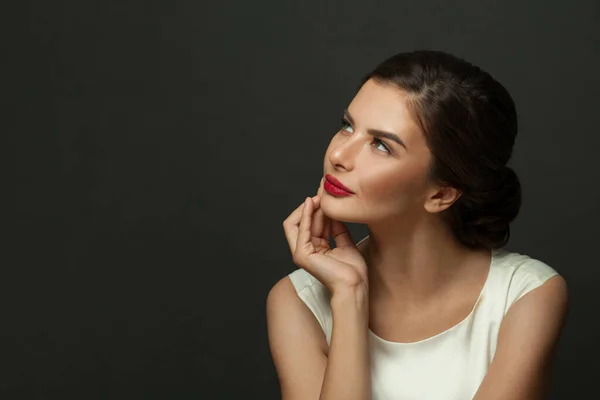Elegant Kvinna Med Perfekt Makeup Tittar Upp Svart Bakgrund — Stockfoto
