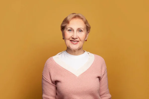 Mooie Senior Vrouw Gele Studio Muur Achtergrond — Stockfoto