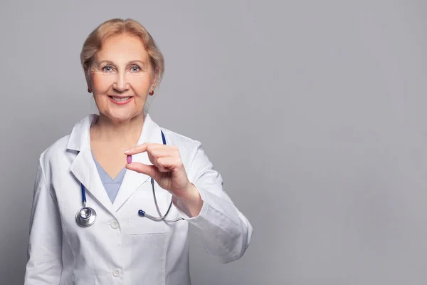 Retrato Médico Sênior Com Remédio Pílula Médica Fundo Cinza — Fotografia de Stock