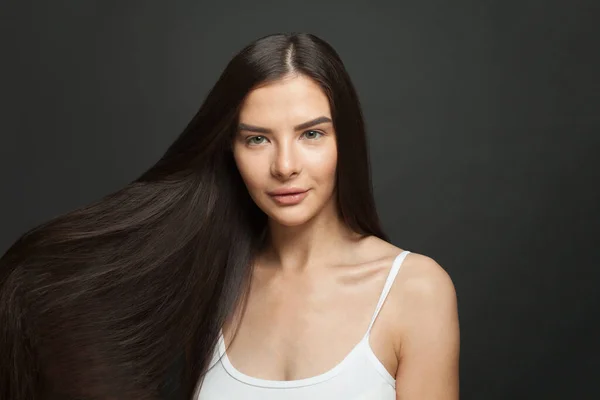 Schöne Model Frau Mit Glänzenden Braunen Glatten Langen Haaren Pflege — Stockfoto