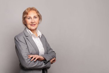 Mutlu gülümseyen iş kadını, başarı konsepti