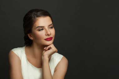 Siyah arka planda esmer kadın yüzü. Çekici kadın portresi