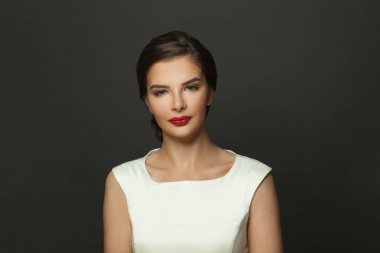 Makyajlı çekici model kadın yüzü ve siyah arka planda zarif saç stili.