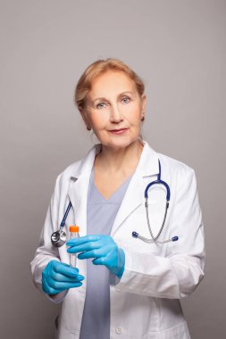 Steteskoplu ve test tüplü bir doktor. Tıbbi teknoloji ve tıp konsepti. 