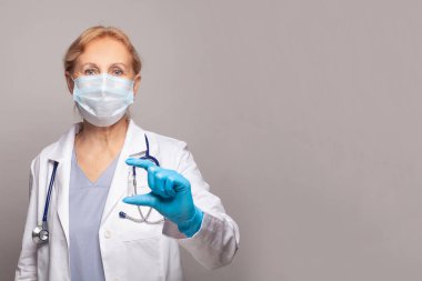 Çocuklar ya da yetişkinler için ampul aşısı tutan ya da hayvan hastalıklarını tedavi eden doktor ya da bilim adamı. Hastalıklar, tıbbi bakım, bilim konsepti