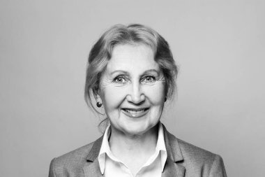 Güzel, mutlu, güler yüzlü, iyimser, son sınıf öğrencisi, siyah beyaz bir portre. 60 yaşında bir kadın.