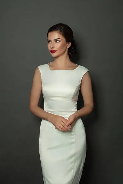 Piękny Kobieta Model Kobieta Noszenie Biały Modny Jedwab Sukienka Pozowanie — Zdjęcie stockowe