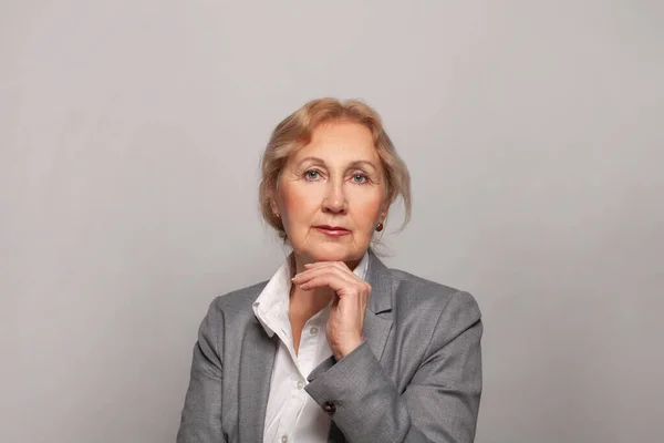 Hermosa Señora Mayor Sonriendo Mirando Cámara Fondo Gris Mujer Madura — Foto de Stock