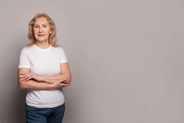 Optimistisk Säker Senior Kvinna Bär Vit Shirt Stående Med Korsade — Stockfoto