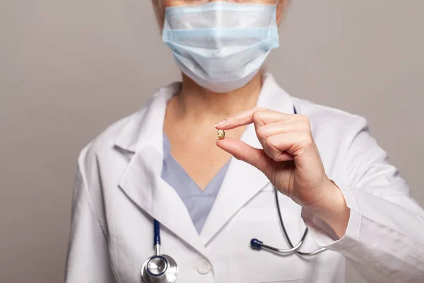 Health Worker Hand Holding Pill Closeup — Stock Photo, Image