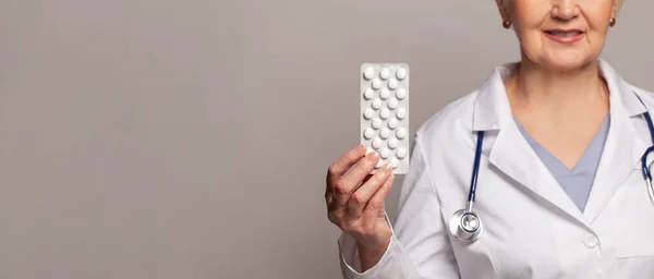 Plné Stříbrné Letáky Bílými Pilulkami Ruce Lékaře — Stock fotografie