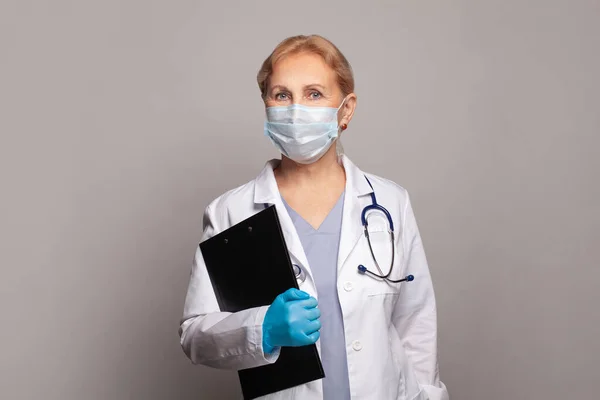 Женщина Ученый Врач Защитной Медицинской Маске Стетоскопе Голубых Перчатках Белой — стоковое фото