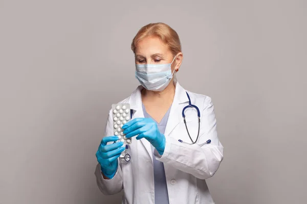 Female Pharmacist Explain How Use Drug She Holding Pills Strip — Stock Photo, Image