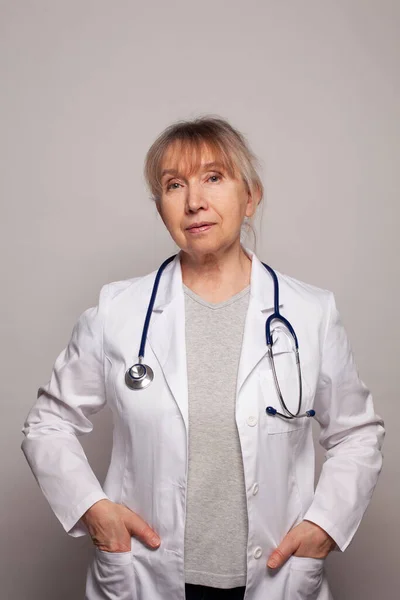 Портрет Старшей Медсестры Медицинской Форме — стоковое фото