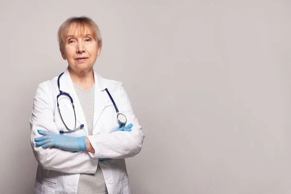 Retrato Doctora Madura Trabajadora Médica Confiada Médica Con Brazos Cruzados —  Fotos de Stock