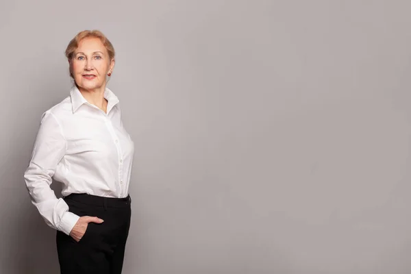 Portrét Krásné Let Staré Ženy Bílé Košili — Stock fotografie