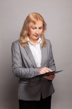 Gri arka plan üzerinde çalışan iş kadını