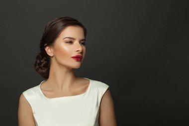 Zarif, şık, esmer model yüz. Siyah arka planda güzel bir kadın portresi