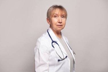 Orta yaşlı hemşire ya da doktor kadın portresi