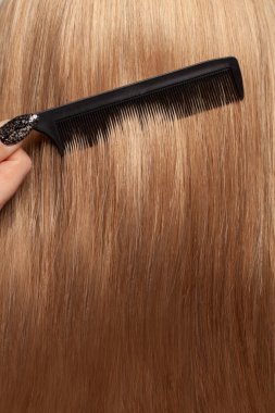 Güzel düz düz uzun saç ve siyah tarak, saç bakımı konsepti