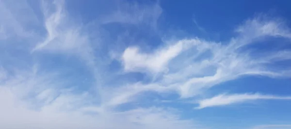 Piękne Białe Chmury Błękitnym Tle Nieba — Zdjęcie stockowe