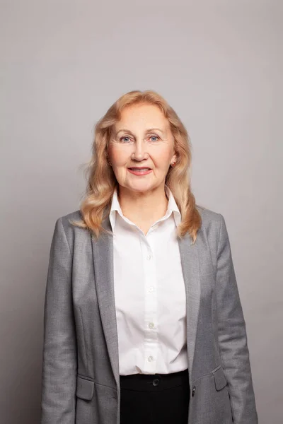 Retrato Una Mujer Negocios Profesional Sonriendo — Foto de Stock