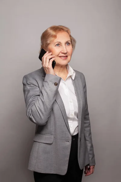 Счастливая Пожилая Женщина Звонит Смартфон Технологии Бизнес Коммуникация Человеческая Концепция — стоковое фото