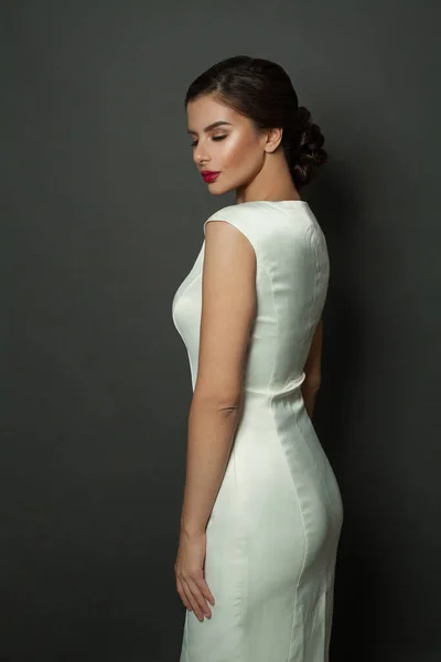 Retrato Belleza Moda Una Elegante Joven Morena Con Vestido Blanco — Foto de Stock