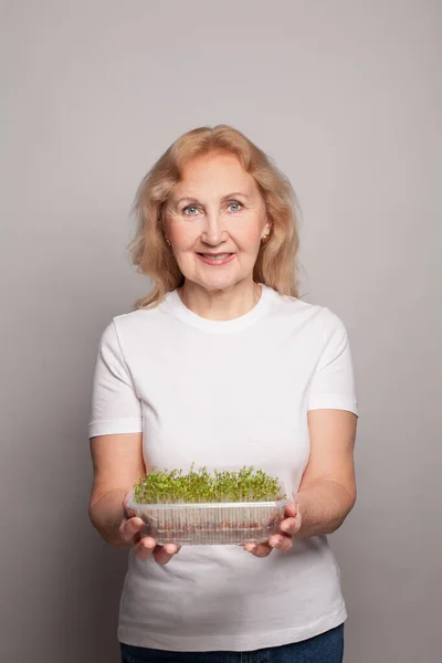 Mujer Madura Sonriente Con Semillas Microverdes — Foto de Stock