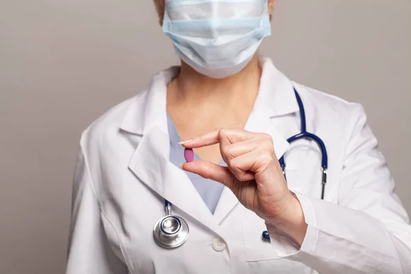 Médico Mano Con Píldoras Color Rosa Cerca —  Fotos de Stock