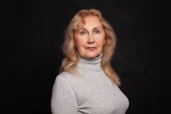 Mujer Rubia Wearng Cuello Alto Gris Sobre Fondo Pared Negro — Foto de Stock