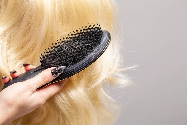Grzebień Zbliżeniem Włosów Pielęgnacja Włosów Utrata Włosów Koncepcja — Zdjęcie stockowe