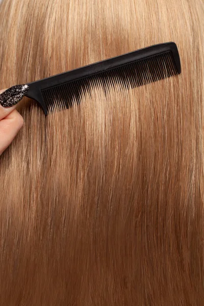 Güzel düz düz uzun saç ve siyah tarak, saç bakımı konsepti