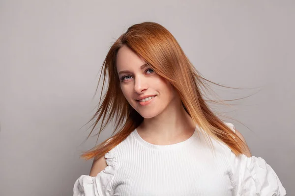Retrato Mulher Otimista Bonito Elegante Com Longo Penteado Suave Soprando — Fotografia de Stock
