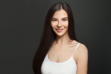 Siyah arka planda muhteşem düz saçlı güzel bir mankenin portresi.