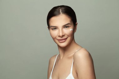 Beyaz krem sürmüş çekici bir spa mankeni. Mükemmel cilt ve yanaklar. Güzellik portresi.