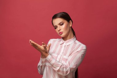 Kırmızı duvarın üzerinde gülümseyen genç bir kadın