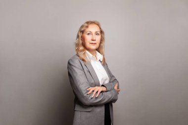 Oldukça yaşlı bir iş kadını, kolları bağlı başarılı bir güven.
