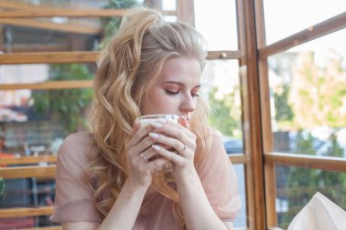 Kafede kahve düşünceli kadın