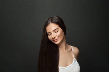 Uzun düz saçlı genç bir kadın.